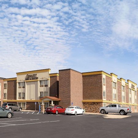 Quality Inn & Suites Ames Conference Center Near Isu Campus Bagian luar foto