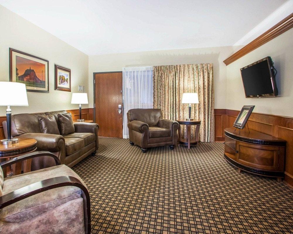 Quality Inn & Suites Ames Conference Center Near Isu Campus Bagian luar foto