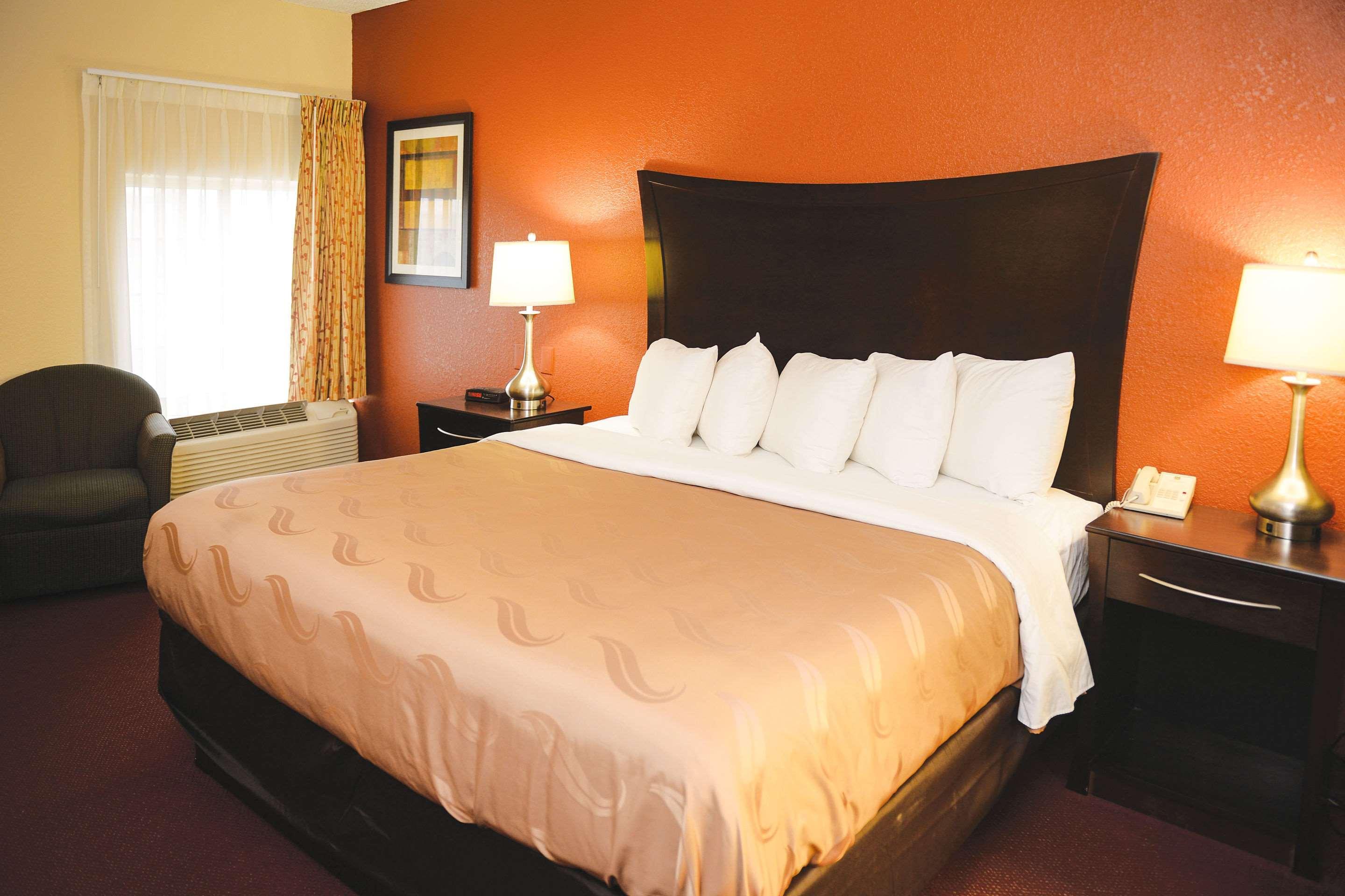 Quality Inn & Suites Ames Conference Center Near Isu Campus Bagian luar foto