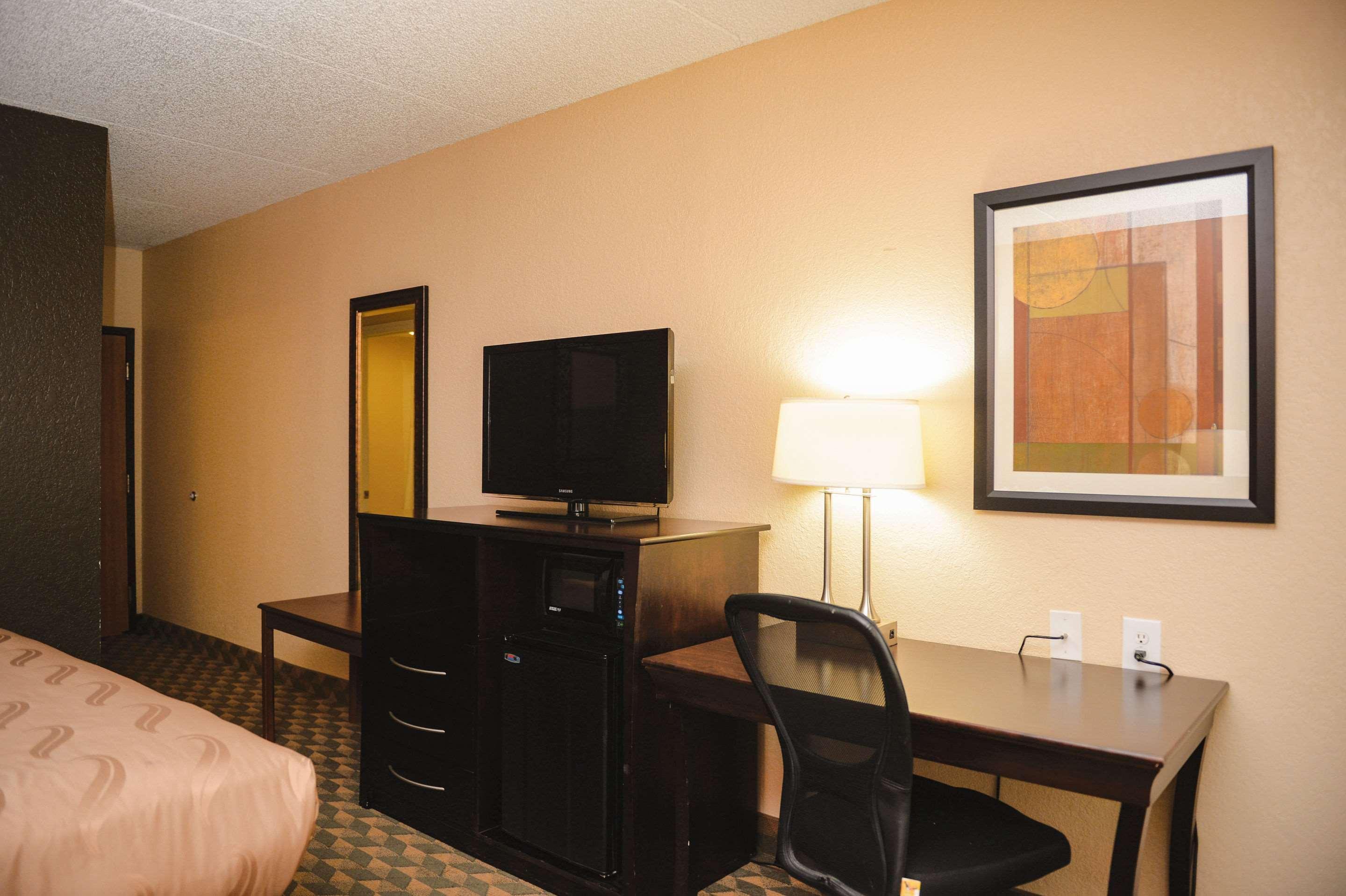 Quality Inn & Suites Ames Conference Center Near Isu Campus Bagian luar foto