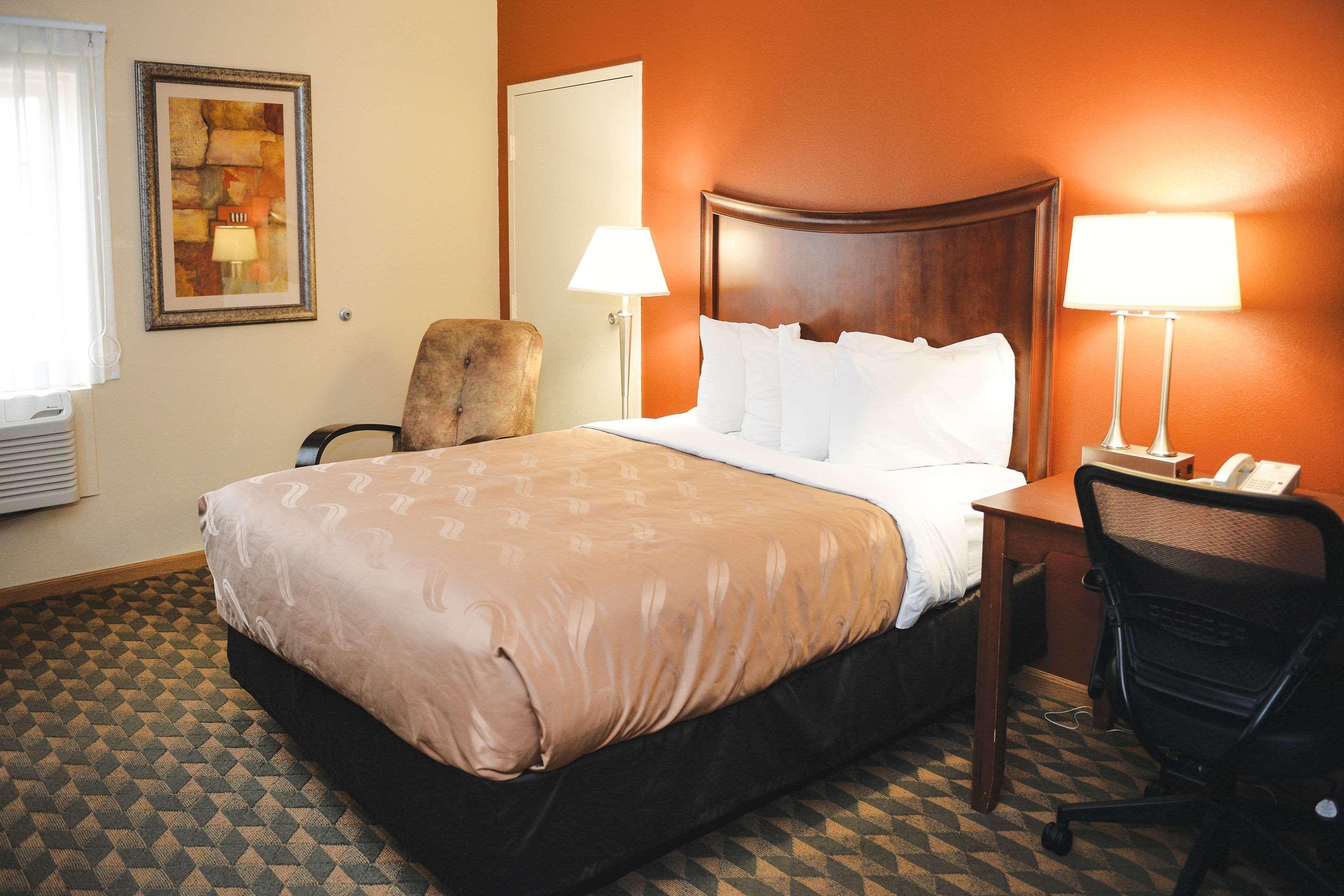 Quality Inn & Suites Ames Conference Center Near Isu Campus Bagian luar foto