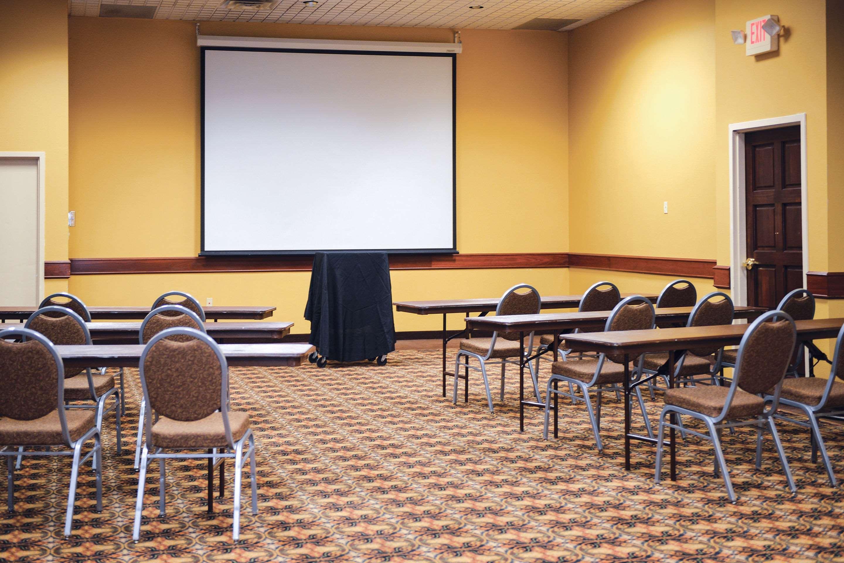 Quality Inn & Suites Ames Conference Center Near Isu Campus Bagian luar foto