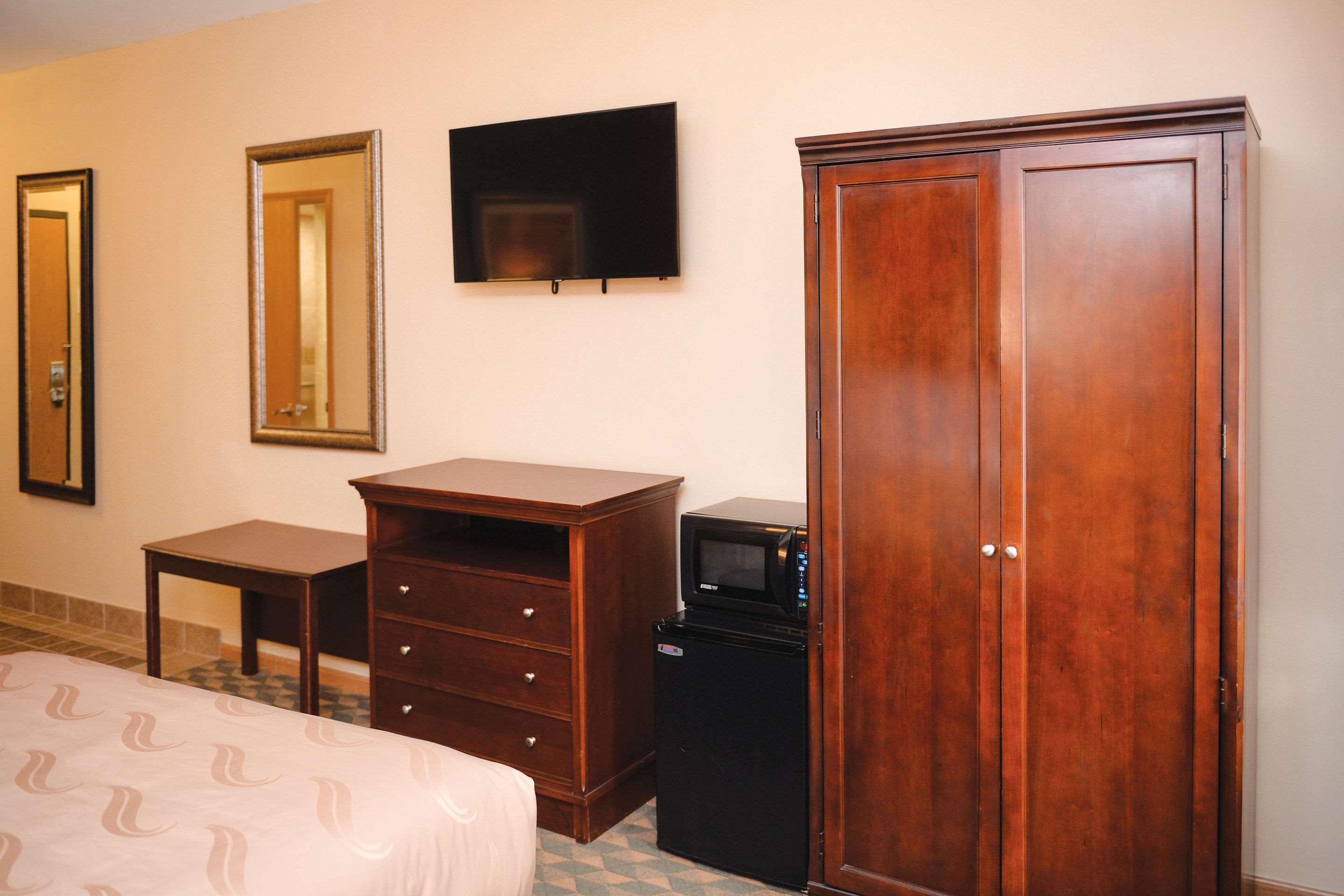 Quality Inn & Suites Ames Conference Center Near Isu Campus Bagian luar foto