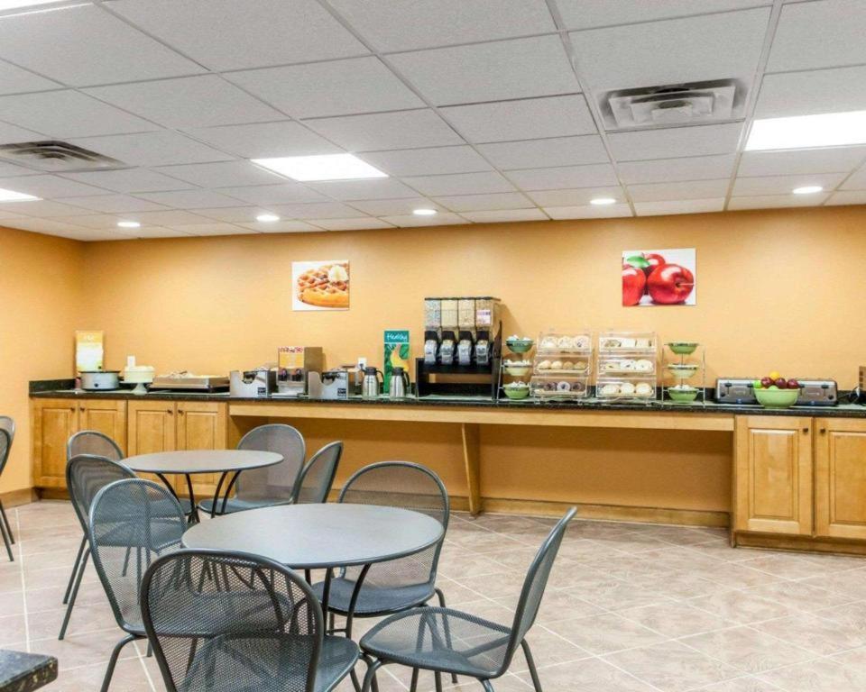 Quality Inn & Suites Ames Conference Center Near Isu Campus Bagian luar foto