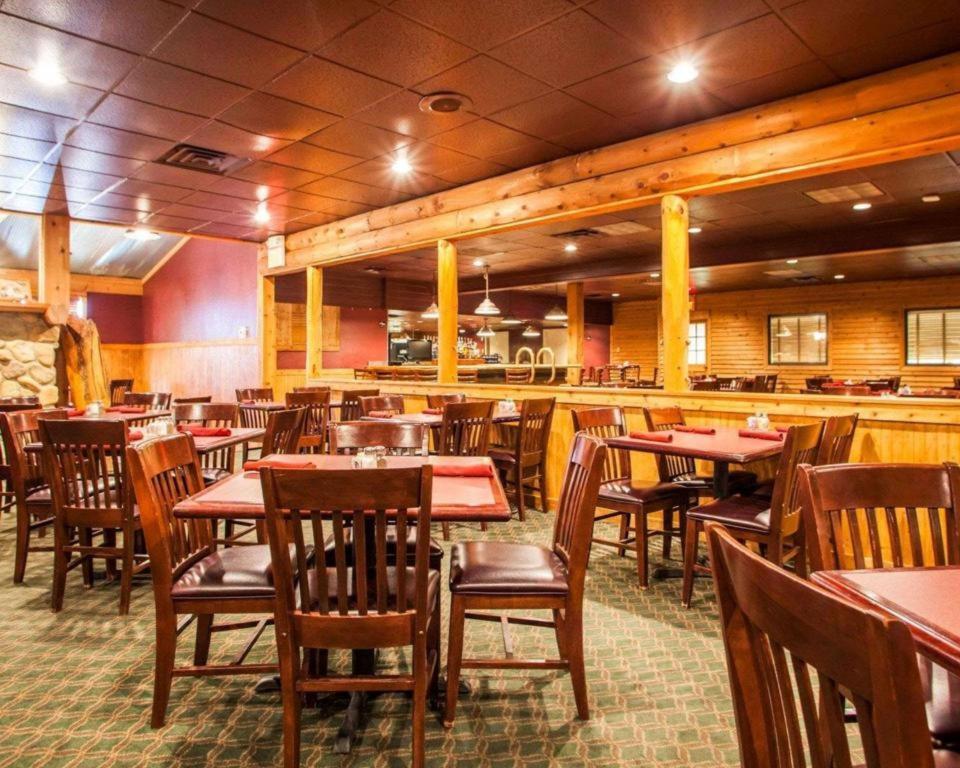 Quality Inn & Suites Ames Conference Center Near Isu Campus Bagian luar foto