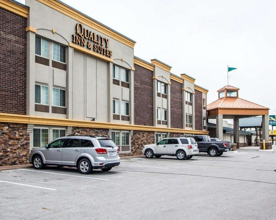 Quality Inn & Suites Ames Conference Center Near Isu Campus Bagian luar foto