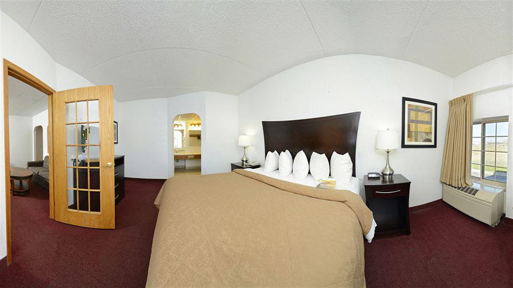 Quality Inn & Suites Ames Conference Center Near Isu Campus Bagian luar foto